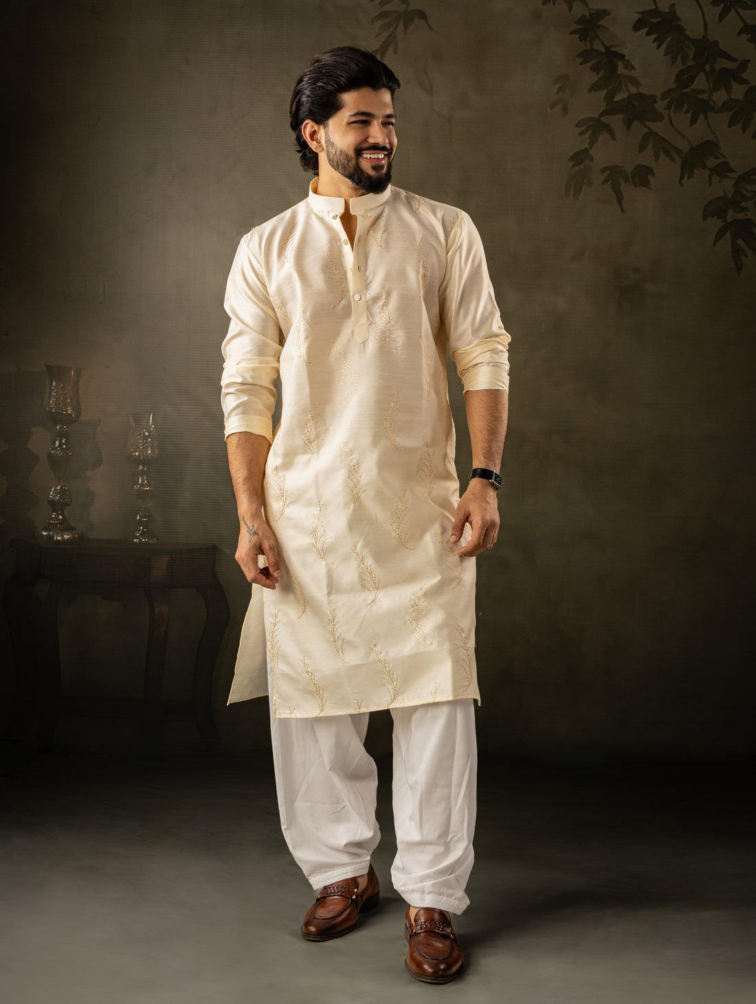 Ivory Leaf Embroidery Motif Kurta