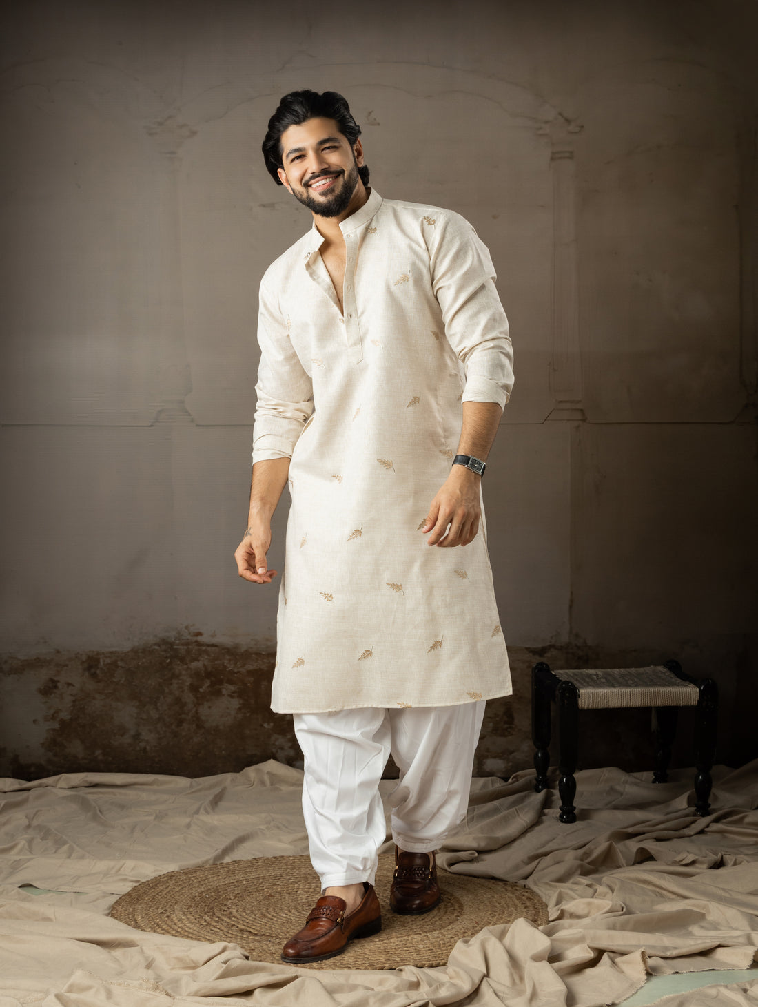 Cream Leaf Embroidery Motif Linen Kurta